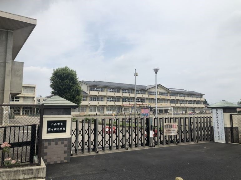 【小学校】小山市立間々田小学校まで770ｍ