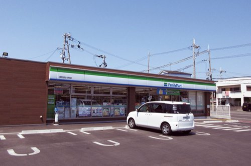 【コンビニエンスストア】ファミリーマート岸和田上松町店まで870ｍ