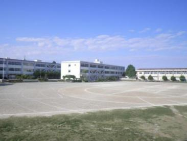 【小学校】吉田小学校まで550ｍ
