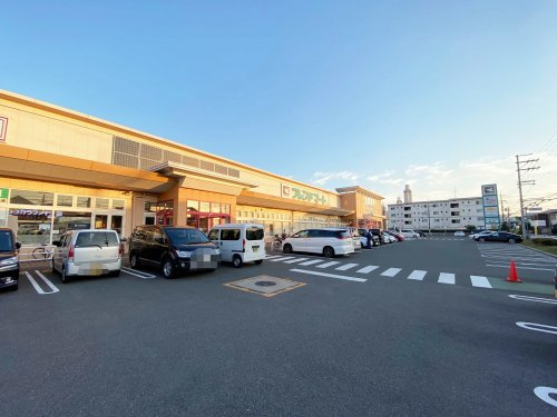 【スーパー】フレンドマート　伊勢田店まで565ｍ
