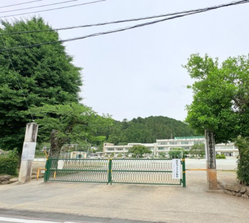 【小学校】あきる野市立五日市小学校まで952ｍ
