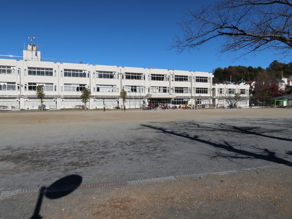 【小学校】多摩市立連光寺小学校まで350ｍ