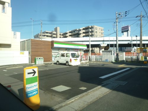 【コンビニエンスストア】ファミリーマート　越谷大里店まで610ｍ