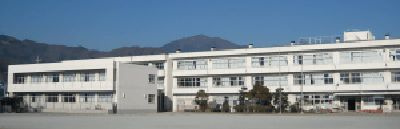 【小学校】伊勢原市立　比々多小学校まで633ｍ