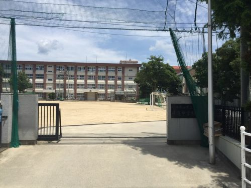 【中学校】日進中学校まで888ｍ