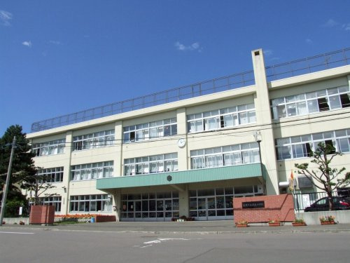 【小学校】札幌市立緑丘小学校まで200ｍ