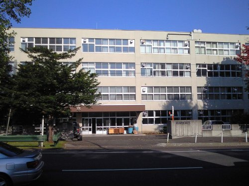 【中学校】札幌市立月寒中学校まで1300ｍ