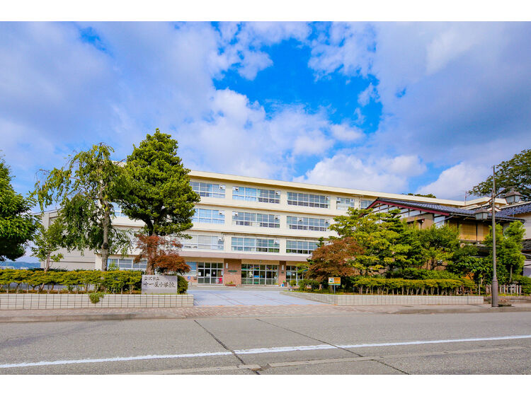 【小学校】十一屋小学校まで2465ｍ