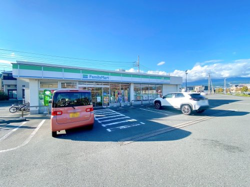 【コンビニエンスストア】ファミリーマート　富士岩松店まで658ｍ