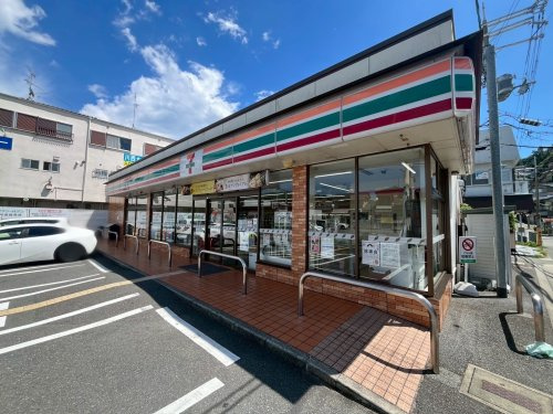 【コンビニエンスストア】セブンイレブン川西鼓滝駅前店まで774ｍ
