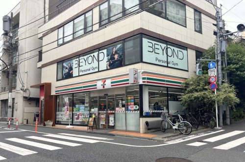 【コンビニエンスストア】セブンイレブン　新宿筑土八幡町店まで1015ｍ