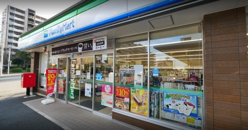 【コンビニエンスストア】ファミリーマート　富吉駅前店まで2408ｍ