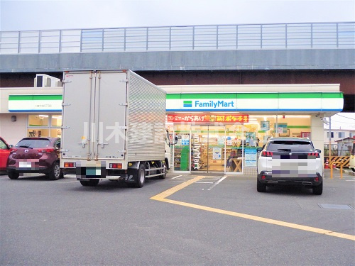 【コンビニエンスストア】ファミリーマート　今成4丁目店まで570ｍ