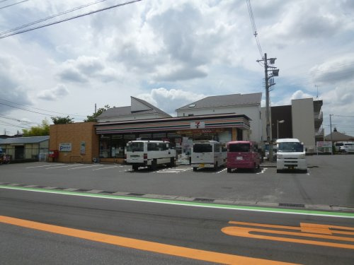 【コンビニエンスストア】セブンイレブン　草加新里下町店まで300ｍ