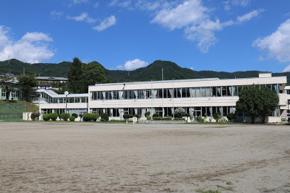 【小学校】川岸小学校まで320ｍ