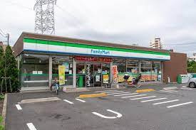 【コンビニエンスストア】ファミリーマート　足立中央本町四丁目店まで345ｍ