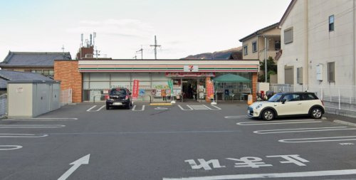 【コンビニエンスストア】セブンイレブン　東大阪四条町店まで1044ｍ