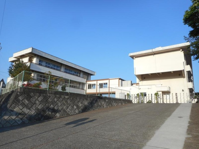 【小学校】桐生市立新里東小学校まで834ｍ