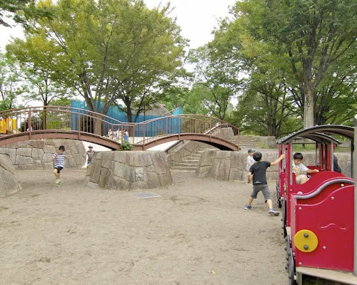 【公園】こどものあそび場まで358ｍ