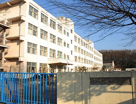 【中学校】大和市立　上和田中学校まで1518ｍ
