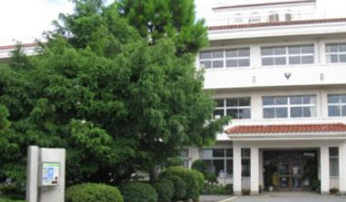 【中学校】秦野市立　本町中学校まで1059ｍ