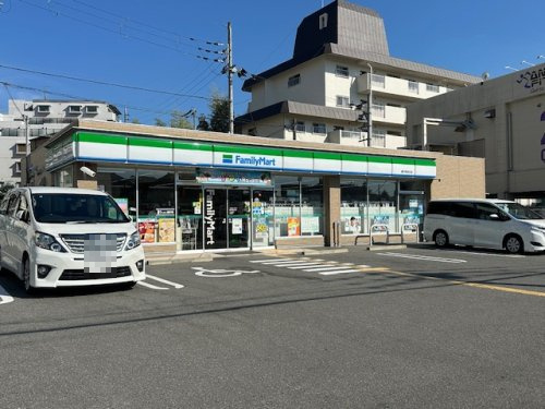 【コンビニエンスストア】ファミリーマート　豊中東泉丘店まで634ｍ