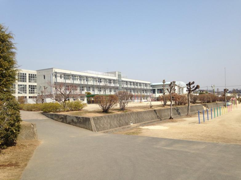 【小学校】東松山市立新明小学校まで80ｍ