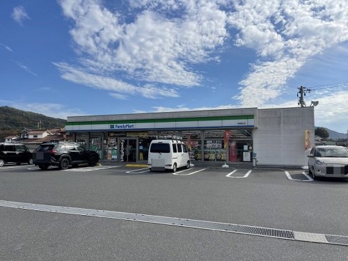 【コンビニエンスストア】ファミリーマート　黒瀬国近店まで3915ｍ
