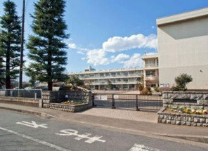 【小学校】相模原市立上鶴間小学校まで349ｍ