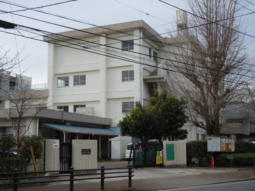 【小学校】鶴久保小学校まで637ｍ