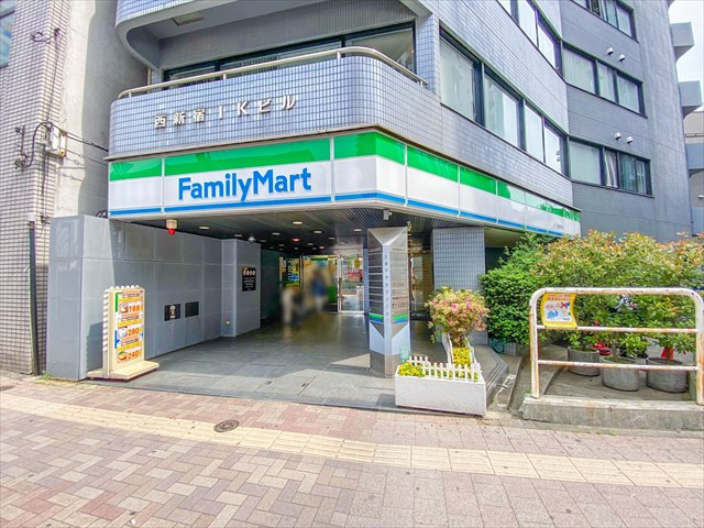 【コンビニエンスストア】ファミリーマート　サンズ西新宿店まで387ｍ