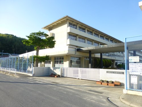 【中学校】洲本市立青雲中学校まで1285ｍ