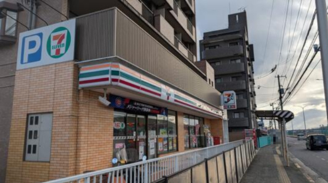 【コンビニエンスストア】セブンイレブン　広島戸坂千足店まで793ｍ