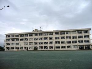 【小学校】藤沢市立中里小学校まで696ｍ