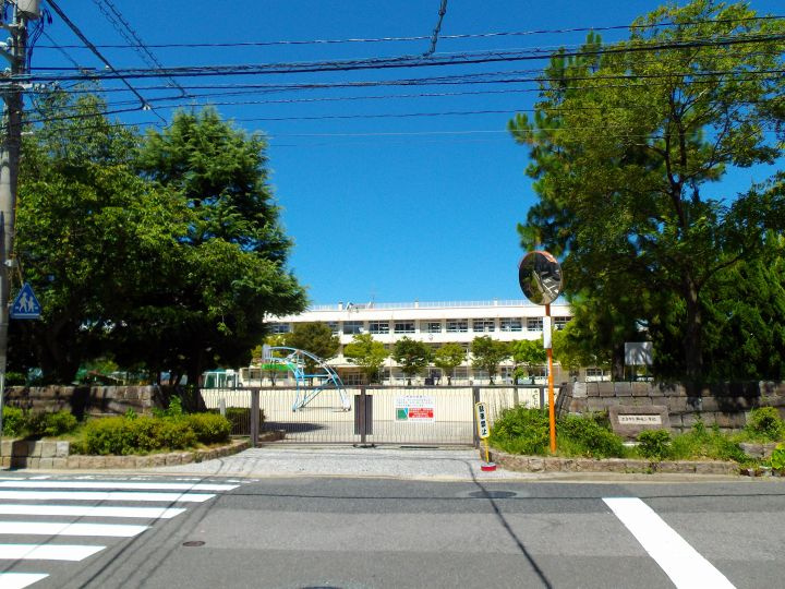 【小学校】神崎小学校まで683ｍ