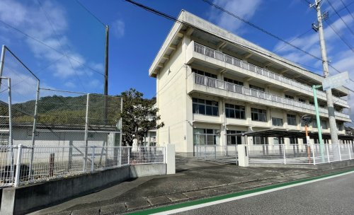【中学校】高知市立三里中学校まで2087ｍ
