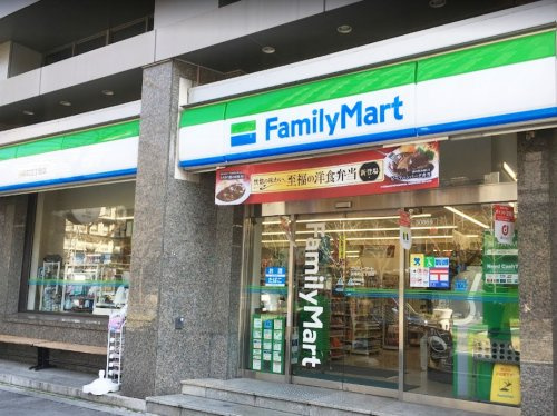 【コンビニエンスストア】ファミリーマート　淡路町三丁目店まで128ｍ