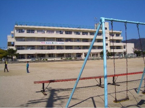 【小学校】大東市立三箇小学校まで489ｍ