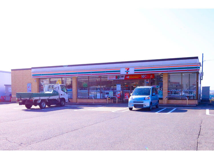 【コンビニエンスストア】セブンイレブン津幡太田店まで997ｍ