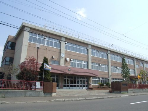 【小学校】札幌市立新陵小学校まで1429ｍ