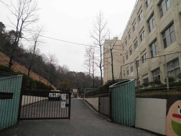 【中学校】伴中学校まで2713ｍ