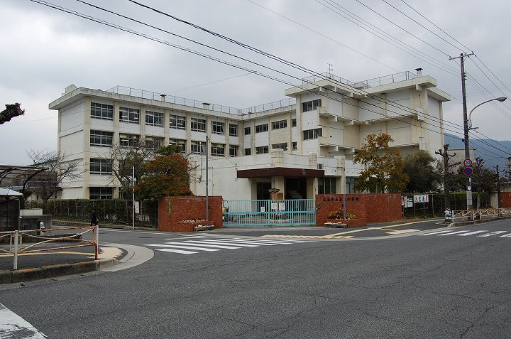 【小学校】真亀小学校まで360ｍ