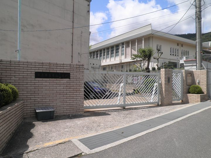 【小学校】亀山小学校まで683ｍ