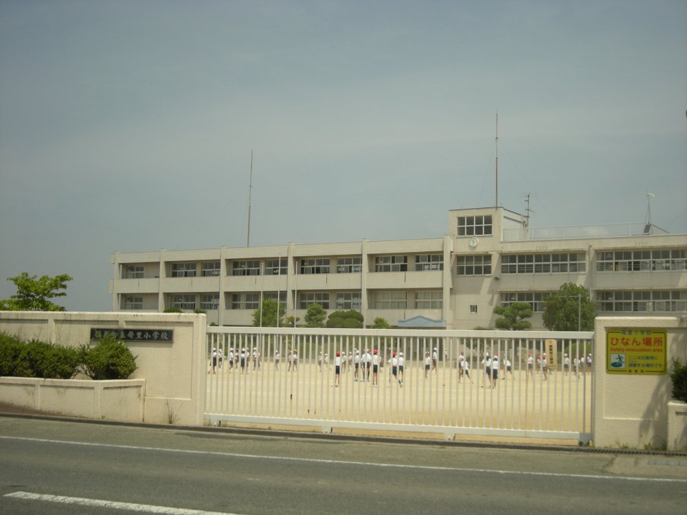 【小学校】母里小学校まで515ｍ