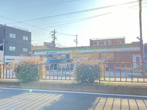 【コンビニエンスストア】ファミリーマート　万代六丁目店まで210ｍ