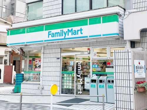 【コンビニエンスストア】ファミリーマート　六本木三丁目店まで156ｍ