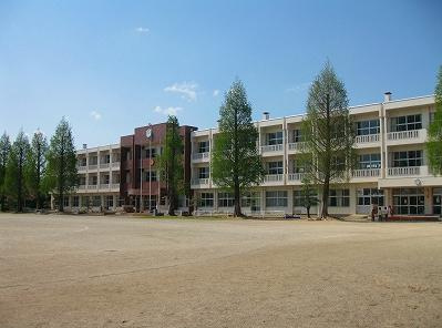 【小学校】友部小学校まで733ｍ