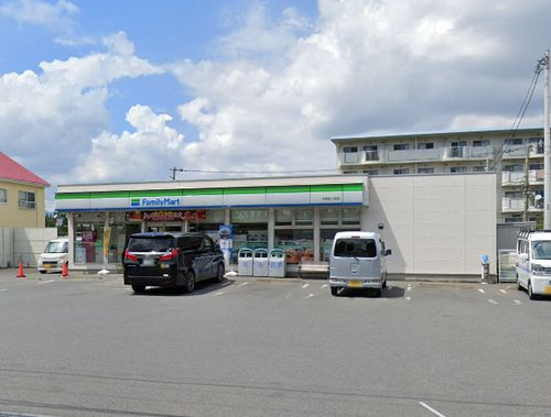 【コンビニエンスストア】ファミリーマート平塚虹ケ浜店まで428ｍ
