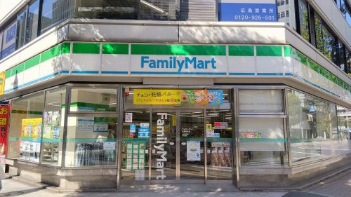 【コンビニエンスストア】ファミリーマート　紙屋町東店まで112ｍ