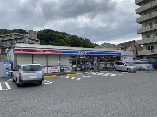 【コンビニエンスストア】ローソン　広島大町西三丁目店まで666ｍ